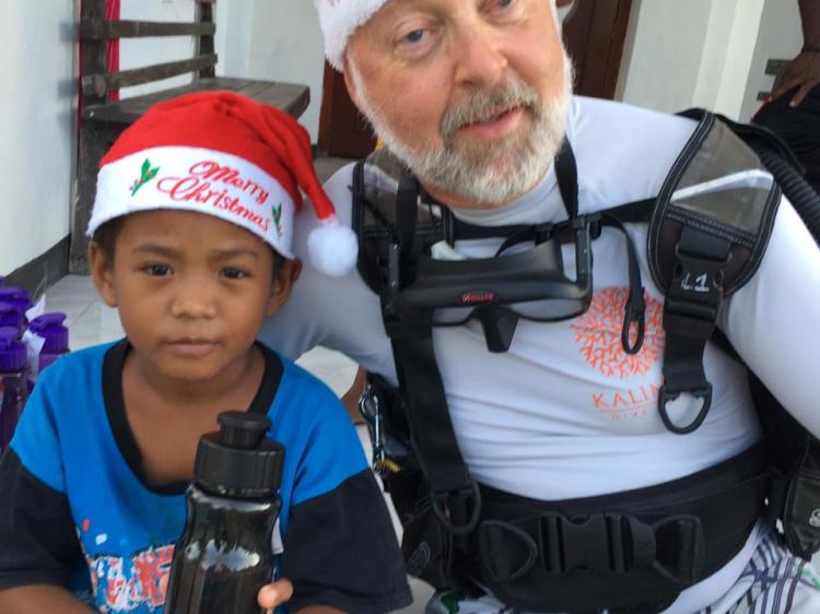 Barefoot Santa giving out kids water bottles
